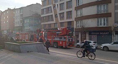 Bacada çıkan yangın sonucu cadde dumanla kaplandı