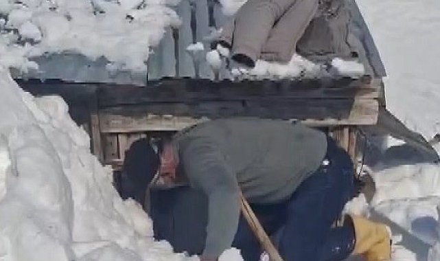 Bahar hazırlığı için gittikleri köyde metrelerce karla karşılaştılar