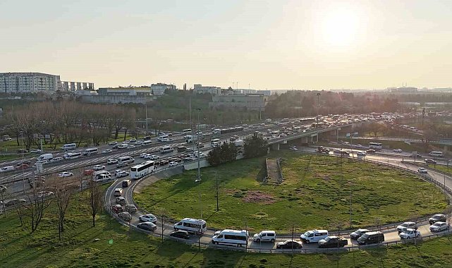 Bahçelievler Çobançeşme Kavşağı'ndaki trafiğe vatandaşlardan tepki