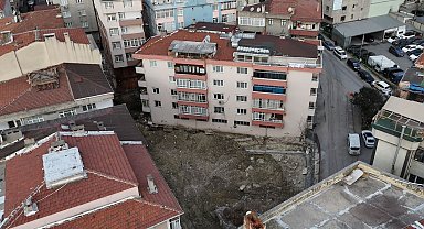 Bahçelievler'de temeli kayan bina havadan görüntülendi