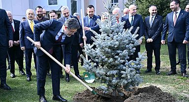 Bakan Yumaklı Kırklareli Valiliği bahçesine fidan dikti