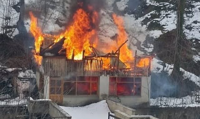 Balık tesisinde çıkan yangın evi küle çevirdi