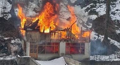 Balık tesisinde çıkan yangın evi küle çevirdi