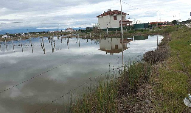 Balıkesir'de yazlıklar su içinde kaldı