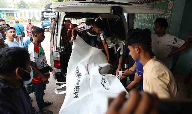 Bangladeş'te yolcu otobüsü nehre düştü: 24 ölü