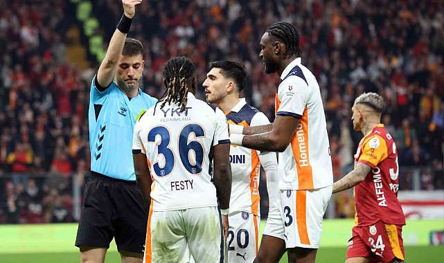 Başakşehir'de Festy Ebosele kırmızı kart gördü