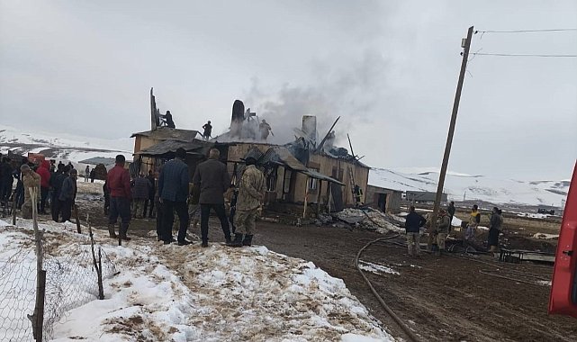 Başkale'de ev yangını