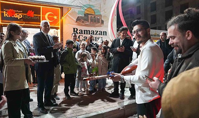 Başkan Hallaç'a Ramazan Çarşısı'nda sürpriz doğum günü kutlaması