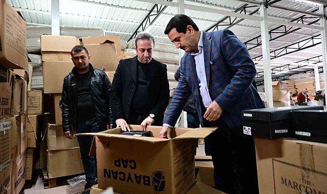 Başkan Taşkın yardım malzemeleri tasnifine eşlik etti