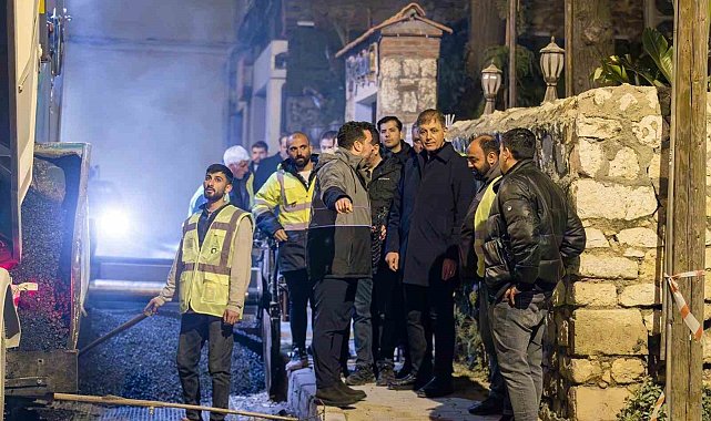 Başkan Tugay yol emekçileriyle gece mesaisinde buluştu