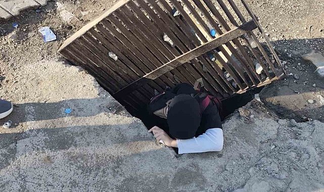 Bastığı gider mazgalı kayan kız öğrenci, 1 buçuk metrelik çukura düştü