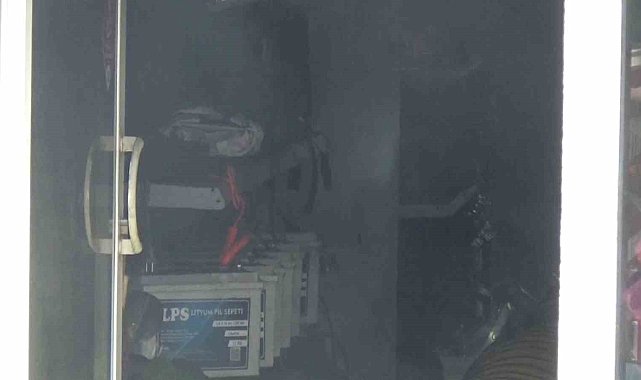 Batarya dükkanında yangın çıktı, bina tahliye edildi
