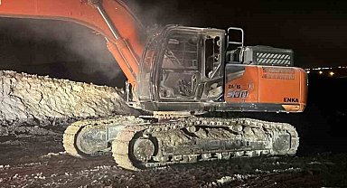 Batman Oymataş OSB şantiyesinde iş makinesi yakıldı