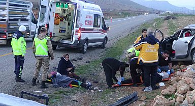 Batman'da direğe çarpıp takla atan araç hurdaya döndü: 5 yaralı