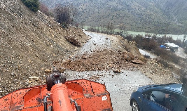 Batman'da heyelan: Köy yolları ulaşıma kapandı