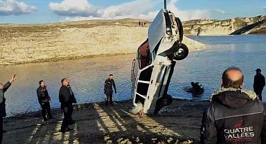 Batman'da nehir kıyısına park edilen araç suya gömüldü