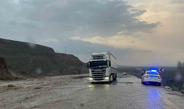 Batman'da yağmur sonrası sulama kanalı taştı: Kara yolu tek şeride düştü