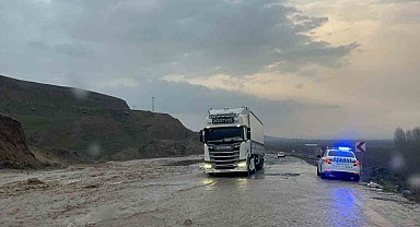 Batman'da yağmur sonrası sulama kanalı taştı: Kara yolu tek şeride düştü