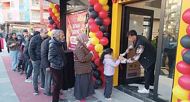Batman'da yeni açılan dönerci, bin kişiye ücretsiz iftar dağıttı