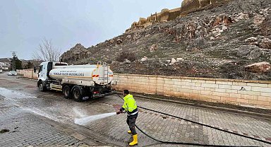Bayburt'ta bahar temizliği kapsamında yollar ve kaldırımlar tazyikli suyla yıkanıyor