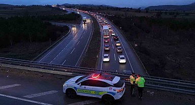 Bayram dönüşü çilesi: 30 kilometrelik araç kuyruğu havadan görüntülendi