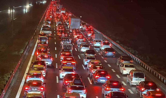 Bayram göçü sürüyor: Düzce'de trafik durma noktasına geldi