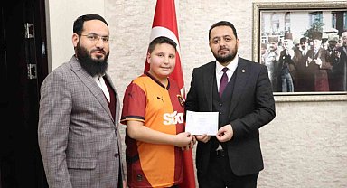 Bayram harçlıklarını Filistin'e bağışladı