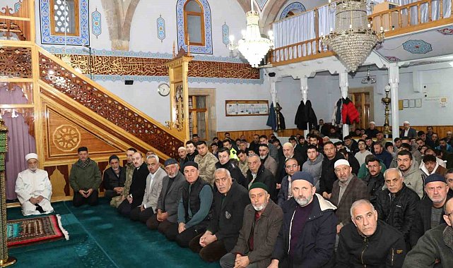 Bayram namazında camiler doldu taştı