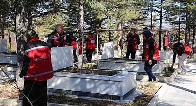 Bayram öncesinde şehitlik temizlendi