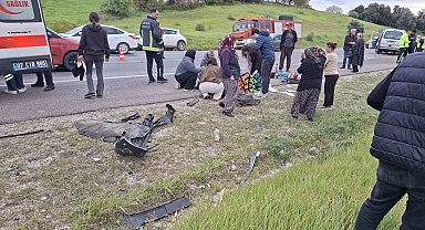 Bayram yolunda feci kaza: Otomobiller kafa kafaya çarpıştı, 7 kişi yaralandı