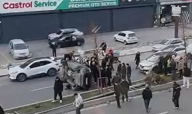 Beylikdüzü'nde direğe çarpan araç takla attı