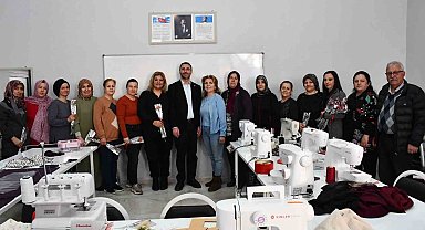 Beylikova'da kadınlar için bin çiçek dağıtıldı