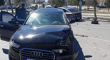 Beyşehir'de otomobiller çarpıştı: 2 yaralı