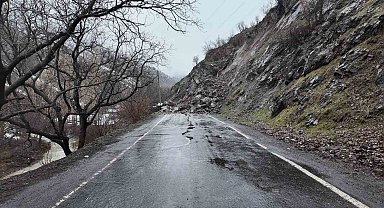 Beytüşşebap'ta heyelan nedeniyle 11 yerin yolu ulaşıma kapandı