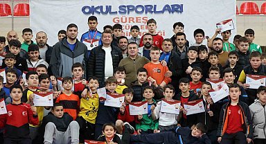 Bilecik'te 400 sporcu minderde ter döktü