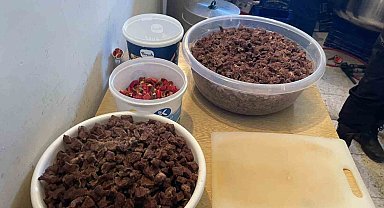 Bilecik'te bodrum katta kaçak yemek üretimine zabıta baskını