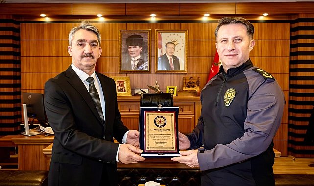 Bilecik'te emekliye ayrılan polis memuruna plaket