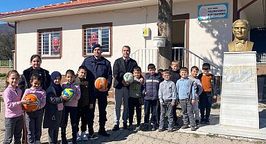 Bilecik'te jandarmadan öğrencilere spor malzemesi desteği