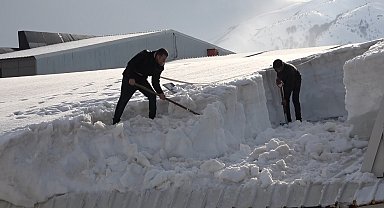 Bitlis'te çatılarda yoğun mesai