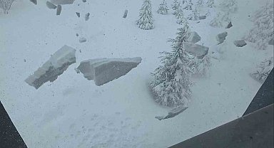 Bitlis'te çatılardaki kar tehlikesi devam ediyor