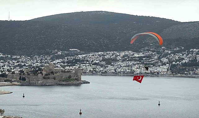 Bodrum semalarında 18 mart mesajı: Dev Türk bayrağıyla anlamlı uçuş