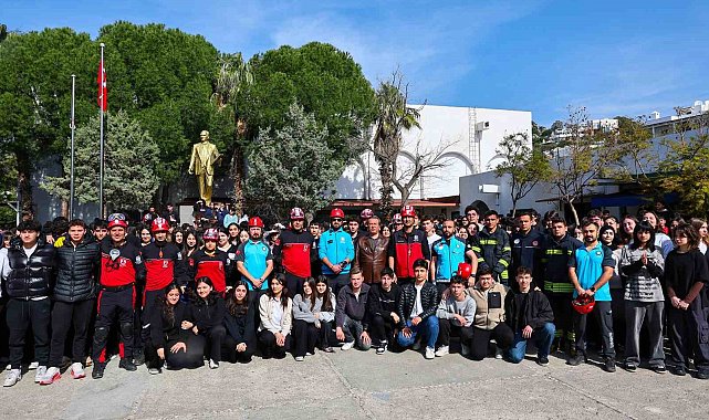 Bodrum'da öğrenciler deprem tatbikatında "çök-kapan-tutun" yaptı