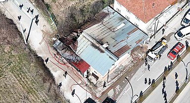 Bolu'da mobilya atölyesiyle bitişikteki ev alevlere teslim oldu