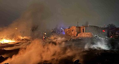 Boş arazide çıkan yangın müstakil eve sıçramadan söndürüldü