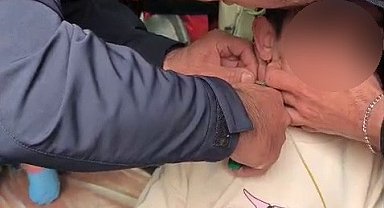 Boynuna plastik kelepçe geçiren çocuk kurtarıldı