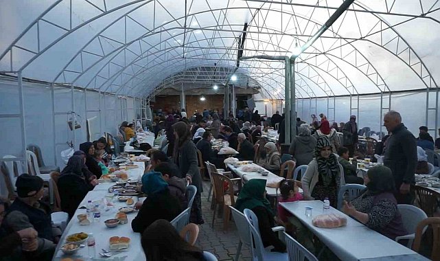 Bu köyde herkes aynı sofrada iftar yapıyor