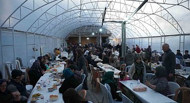 Bu köyde herkes aynı sofrada iftar yapıyor