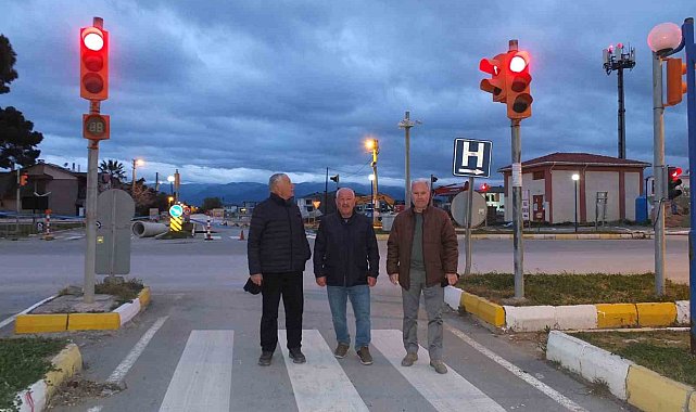 Burhaniye'de düzensiz yanan ışıklar tepki çekti