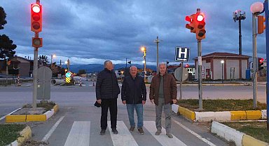 Burhaniye'de düzensiz yanan ışıklar tepki çekti