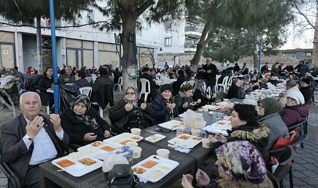 Burhaniye'de iki mahallenin iftarı yüzlerce vatandaşı buluşturdu